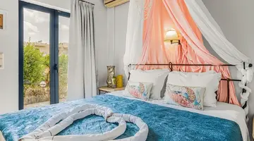 Golden Bay Apartments-Garden Haven