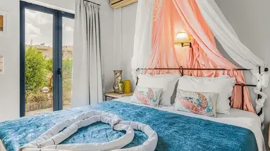 Golden Bay Apartments-Garden Haven