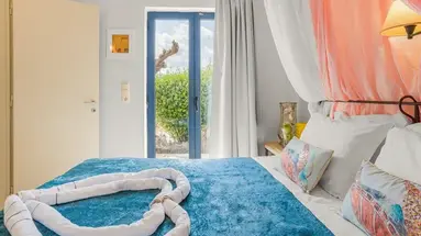 Golden Bay Apartments-Garden Haven