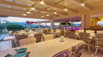 Golden Bay Apartments-Garden Haven
