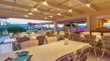 Golden Bay Apartments-Garden Haven