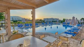 Golden Bay Apartments-Garden Haven