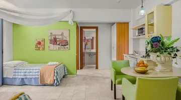 Golden Bay Apartments-Garden Haven