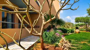 Golden Bay Apartments-Garden Haven