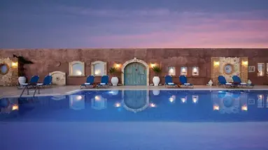 Golden Bay Apartments-Garden Haven