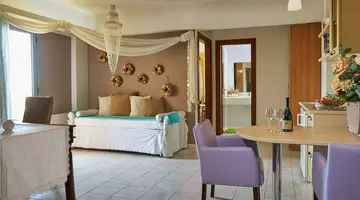 Golden Bay Apartments-Garden Haven