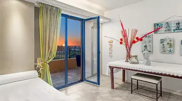 Golden Bay Apartments-Garden Haven