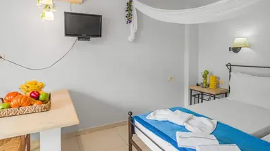 Golden Bay Apartments-Garden Haven