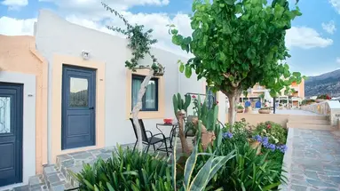 Golden Bay Apartments-Garden Haven