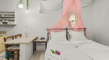 Golden Bay Apartments-Garden Haven