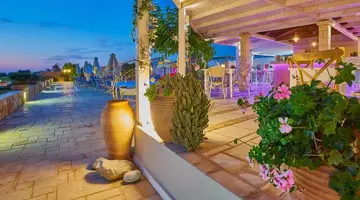 Golden Bay Apartments-Garden Haven