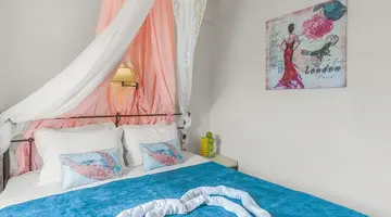 Golden Bay Apartments-Garden Haven