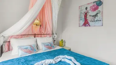 Golden Bay Apartments-Garden Haven