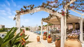 Golden Bay Apartments-Garden Haven