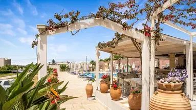 Golden Bay Apartments-Garden Haven