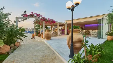 Golden Bay Apartments-Garden Haven