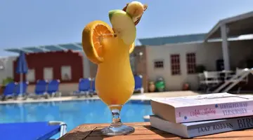 Golden Bay Apartments-Garden Haven