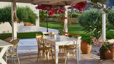 Golden Bay Apartments-Garden Haven