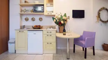Golden Bay Apartments - Garden Haven