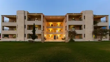 Golden Bay Apartments-Garden Haven