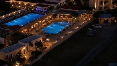 Golden Bay Apartments-Garden Haven
