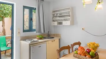 Golden Bay Apartments-Garden Haven