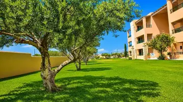 Golden Bay Apartments-Garden Haven