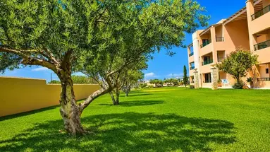 Golden Bay Apartments-Garden Haven