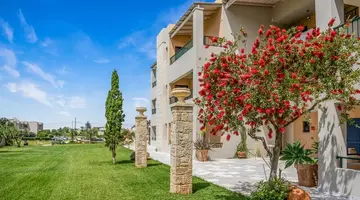 Golden Bay Apartments-Garden Haven