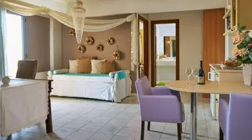 Golden Bay Apartments - Garden Haven