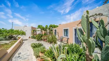 Golden Bay Apartments-Garden Haven