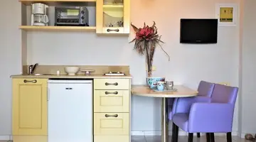 Golden Bay Apartments-Garden Haven