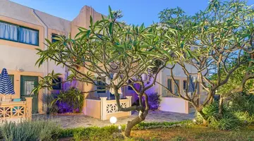 Golden Bay Apartments-Garden Haven