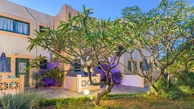 Golden Bay Apartments-Garden Haven