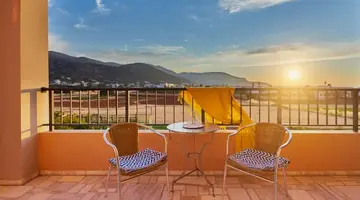 Golden Bay Apartments-Garden Haven