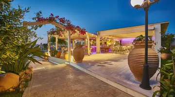 Golden Bay Apartments-Garden Haven