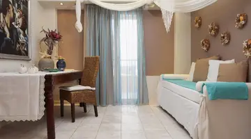 Golden Bay Apartments - Pool & Garden Retreat