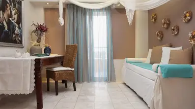 Golden Bay Apartments - Pool & Garden Retreat