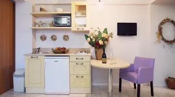 Golden Bay Apartments - Pool & Garden Retreat