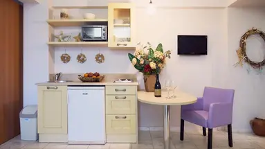 Golden Bay Apartments - Pool & Garden Retreat