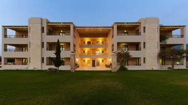 Golden Bay Apartments - Pool & Garden Retreat