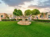 Golden Bay Apartments - Pool & Garden Retreat