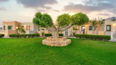 Golden Bay Apartments - Pool & Garden Retreat