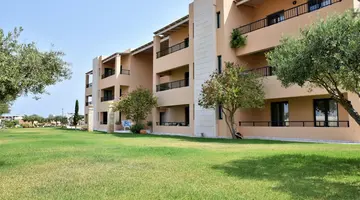 Golden Bay Apartments - Pool & Garden Retreat