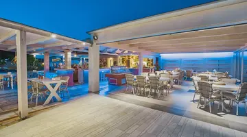 Golden Bay Apartments - Pool & Garden Retreat