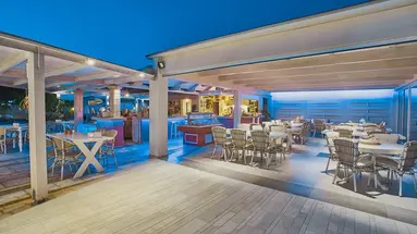 Golden Bay Apartments - Pool & Garden Retreat