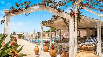 Golden Bay Apartments - Pool & Garden Retreat