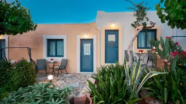 Golden Bay Apartments - Pool & Garden Retreat