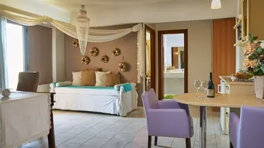 Golden Bay Apartments - Pool & Garden Retreat