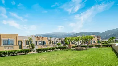 Golden Bay Apartments - Pool & Garden Retreat